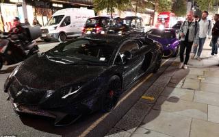 Người mẫu Nga gây náo loạn đường phố London với siêu xe Lamborghini phủ 2 triệu viên pha lê
