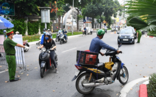 Tài xế ngao ngán quay đầu xe, không thể qua chốt kiểm soát dịch ở Hà Nội