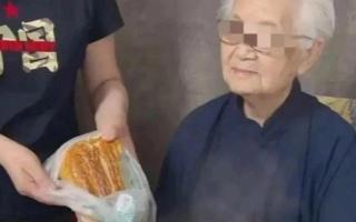 Cụ bà 94 tuổi trở thành công cụ livestream kiếm tiền của con gái khiến dân mạng phẫn nộ