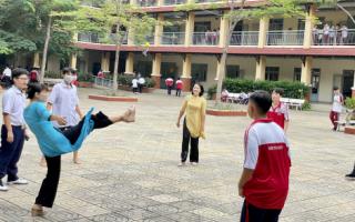 Thầy cô cùng chơi nhảy dây, đá cầu với học sinh