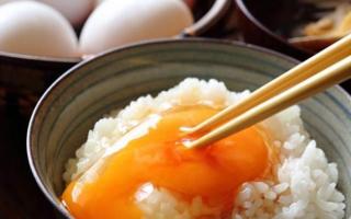 Có nên trộn cơm với trứng trước khi rang?