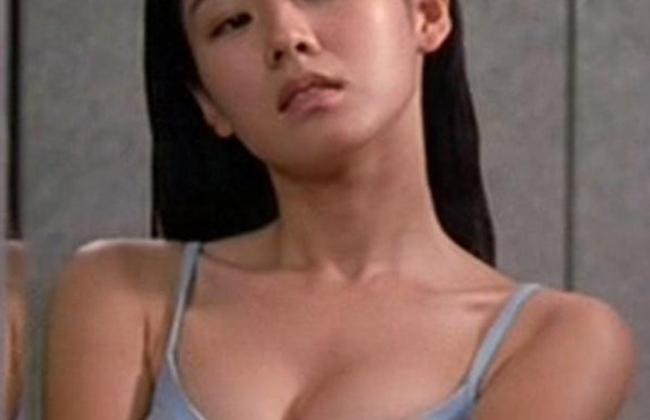 Ngọc nữ khoe đôi gò bồng đảo đẫy đà khiến đồng nghiệp nam bối rối