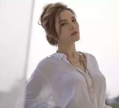 Lý Nhã Kỳ nổi đóa khi ảnh gợi cảm bị nói mồi trai