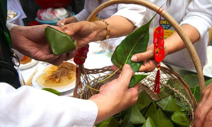 Độc đáo chợ chỉ bán đá quý, dùng lá cây thay tiền ở Việt Nam