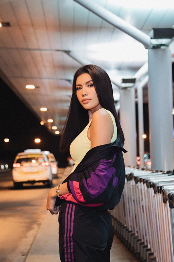 Minh Tú diện style sân bay cực ngầu, lên đường sang Mỹ dự 'New York Fashion Week 2019'