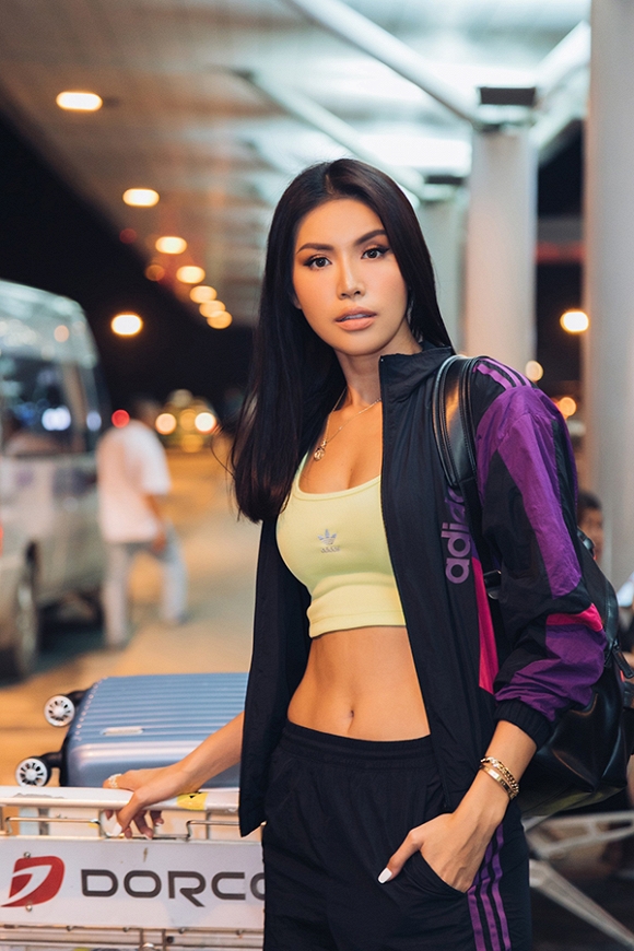 Minh Tú diện style sân bay cực ngầu, lên đường sang Mỹ dự 'New York Fashion Week 2019'